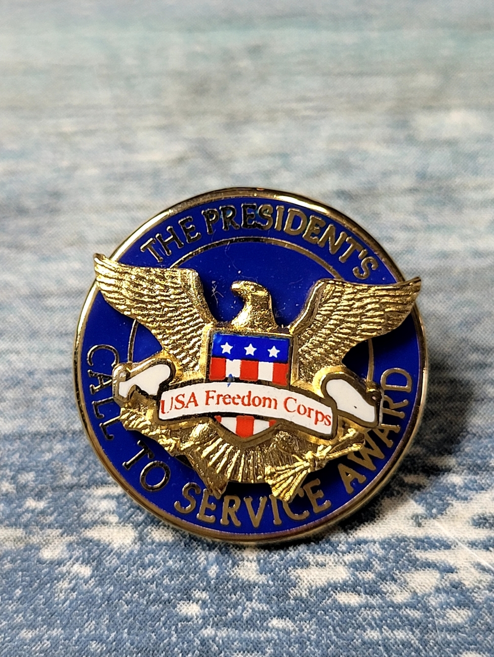 The President's Call to Service Award Pin - Blue & Gold USA Freedom Corps